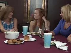 مقعد وحشیانه با ماساژ با روغن سکسی یک بلوند