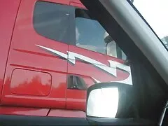 یک مرد فیلم سکسی با ماساژ طاس یک سبزه را با لباس زیر زنانه قرمز بیدار می کند
